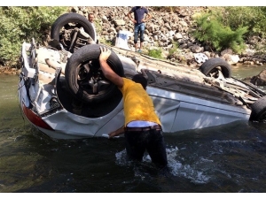 Otomobil Çaya Uçtu: 1 Ölü, 2 Yaralı