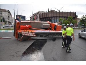 Devrilen Kamyonu Vinç Kaldıramayınca Vatandaş Yardım Etti