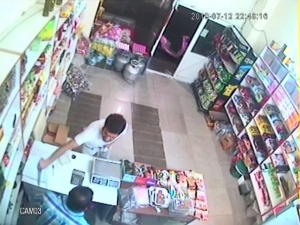 Bıçakla Tehdit Ettiği Bakkalın 350 Lirasını Gasp Etti