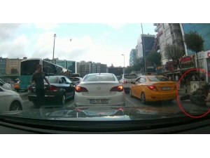 Mecidiyeköy’de Motosikletlinin Kadına Çarpma Anı Kamerada
