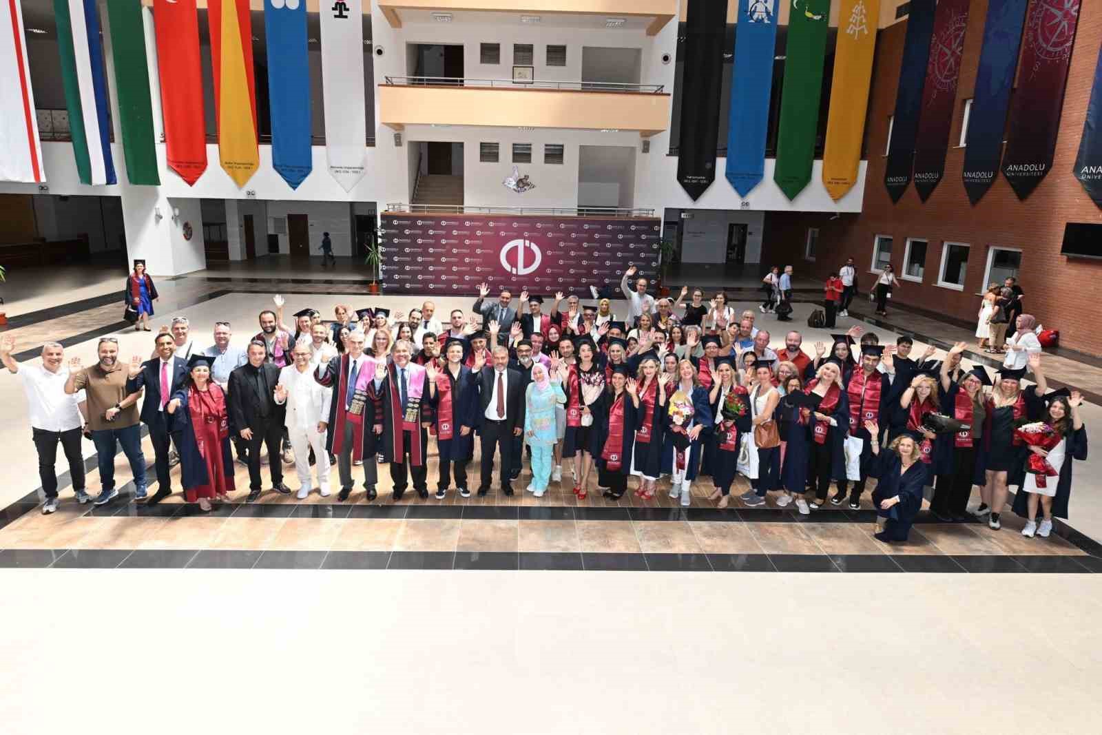 acikogretim-fakultesi-mezunlari-mezuniyet-coskusunu-paylasti
