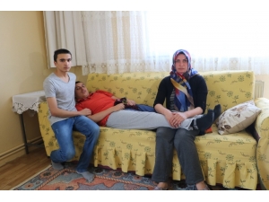 Çilekeş Anne Çocuklarının Eğitimi İçin Yardım Bekliyor