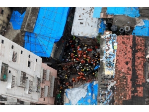 Hindistan’da Bina Çöktü: 12 Ölü, 30 Kişi Enkaz Altında