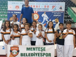 Menteşeli Karatecilerden 10 Madalya, 2 Kupa