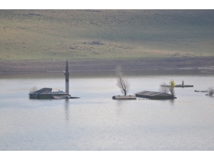 Baraj Gölü’nde Sular Çekilince Cami Ve Oku Ortaya Çıktı