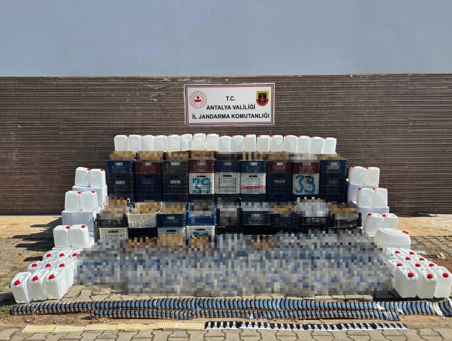 alanya-da-kacak-alkol-operasyonu-bin-litre-kacak-alkol-ele-gecirildi