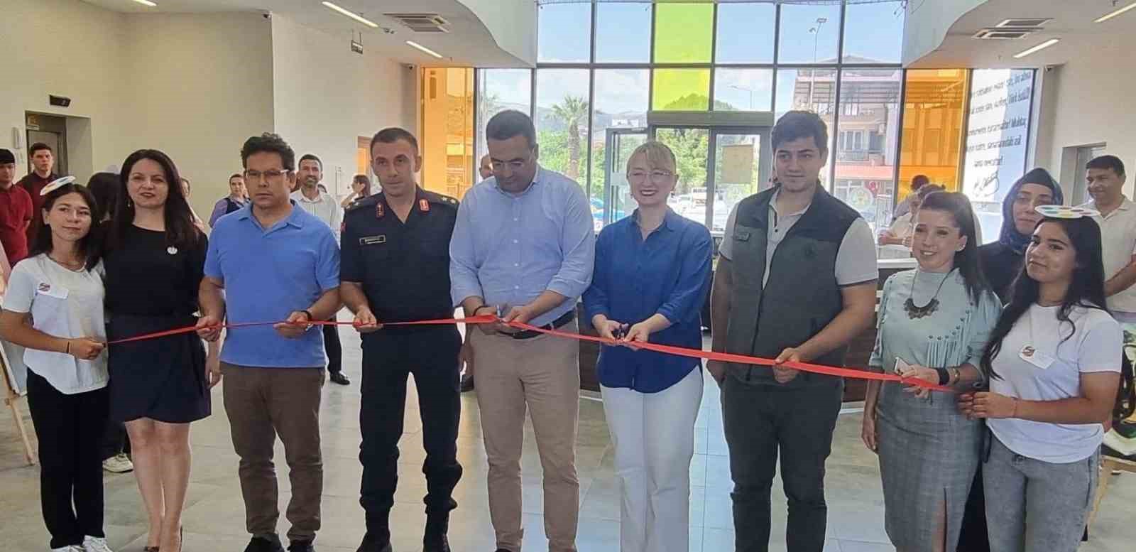 ogrencilerden-muhtesem-sergi-ve-tiyatro-gosterisi