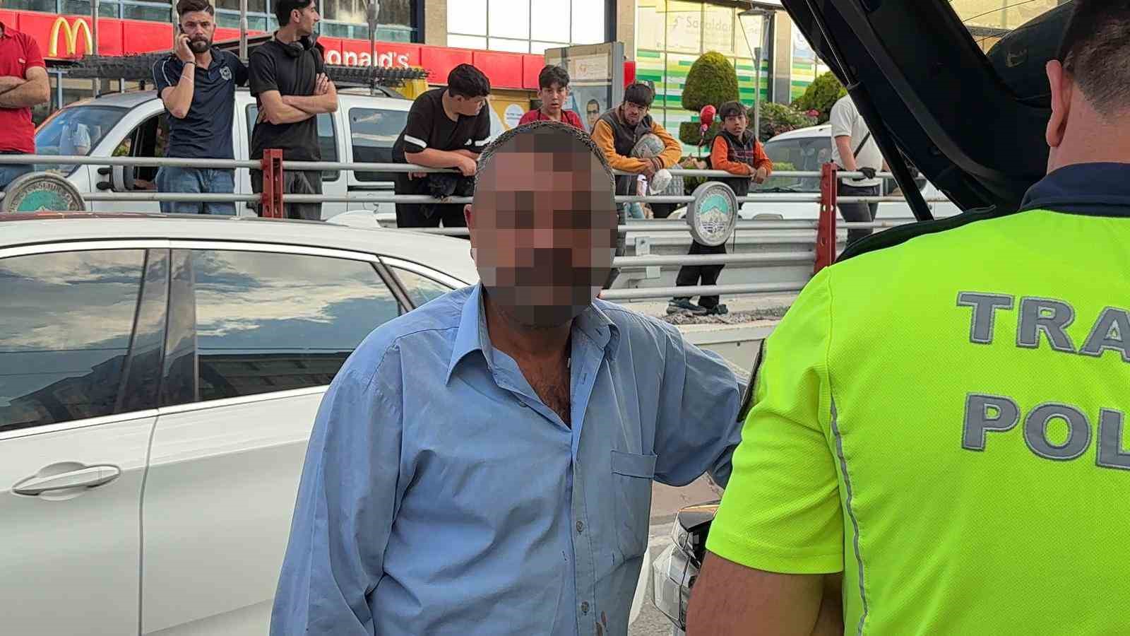 otomobilin-carptigi-refujden-kopan-taslar-tramvaydan-iceri-girdi-4-yolcu-yarali