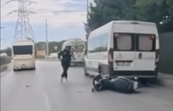 serit-degistirirken-park-halindeki-araca-ve-dolmusa-carpti-kaza-ani-kamerada