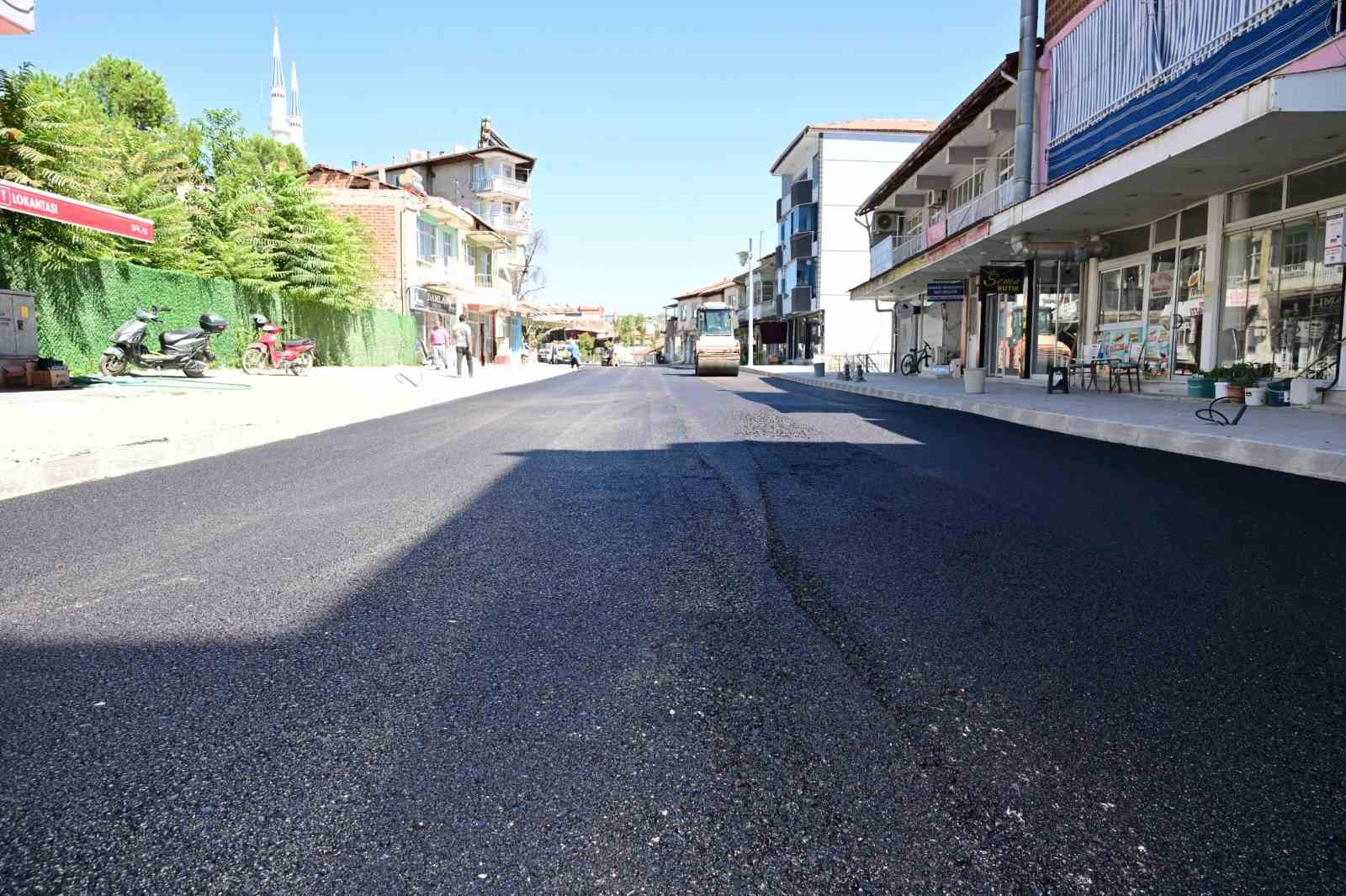 selendi-ataturk-caddesi-nde-yillarin-yol-sorunu-cozuluyor