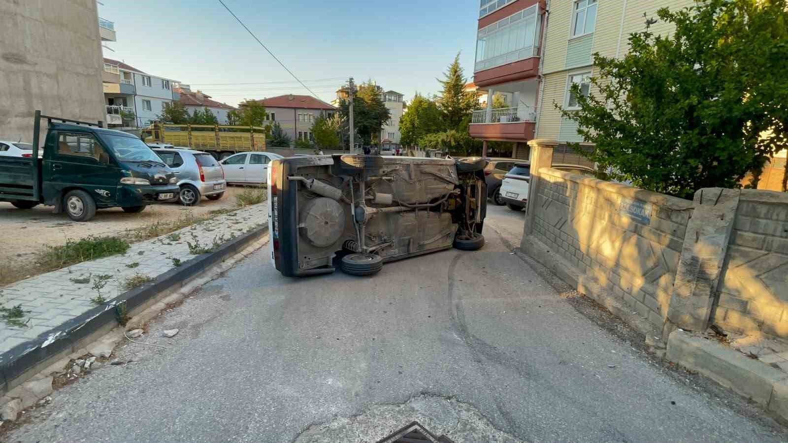 karaman-da-kaldirima-carpan-otomobil-yan-yatti-kazada-surucunun-burnu-bile-kanamadi