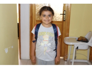 Okula Gidemeyen 8 Yaşındaki Azeri Kızı, Yardım Bekliyor