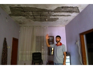 Yıkılma Tehlikesi Bulunan Evde Çocuklarıyla Birlikte Yaşama Tutunmaya Çalışıyor