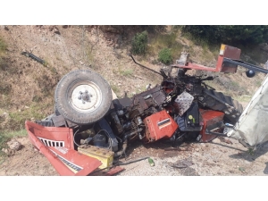 Kula’da Traktör Devrildi: 1’i Ağır 2 Yaralı