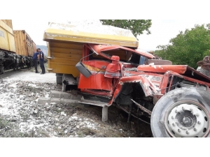 Isparta’da Trenin Çarptığı Kamyon Hurdaya Döndü