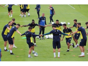 Fenerbahçe Günün İlk İdmanını Yaptı