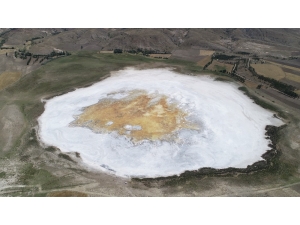 Kuruyan Mavi Gölden Geriye Beyaz Örtü Kaldı