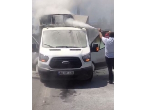 Seyir Halindeki Pick-up Alev Aldı