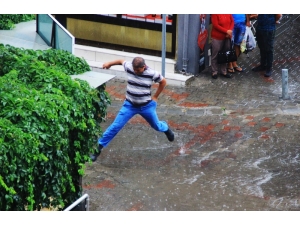 Muğlalılar Yaz Yağmuruna Hazırlıksız Yakalandı