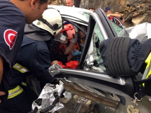 Antalya’da Otobüs, Otomobil İle Çarpıştı: 3 Yaralı