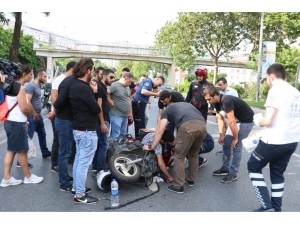 Şişli’de Motosikletli Kurye Minibüse Çarptı