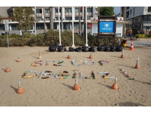 Topladıkları Atıklardan “Biz Çöp Değiliz” Yazıp, Plajda Sergilediler