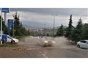 Aniden Bastıran Yağmur Yolları Dere Yatağına Çevirdi