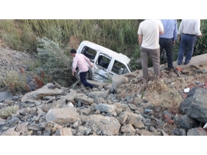 Hafif Ticari Araç Şarampole Yuvarlandı:1 Ölü, 2 Yaralı