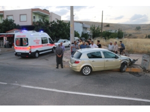 İki Otomobil Çarpıştı: 2 Yaralı