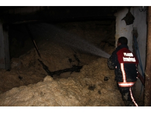 Elazığ’da Ahır Yangını Korkuttu