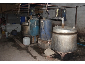 Ahıra Kaçak İçki Operasyonu