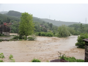 Sel Nedeniyle Mahsur Kalanlar Kurtarıldı