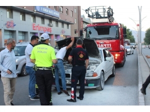 Seyir Halindeki Otomobilin Motor Kısmında Çıkan Yangın İtfaiyenin Müdahalesiyle Söndürüldü