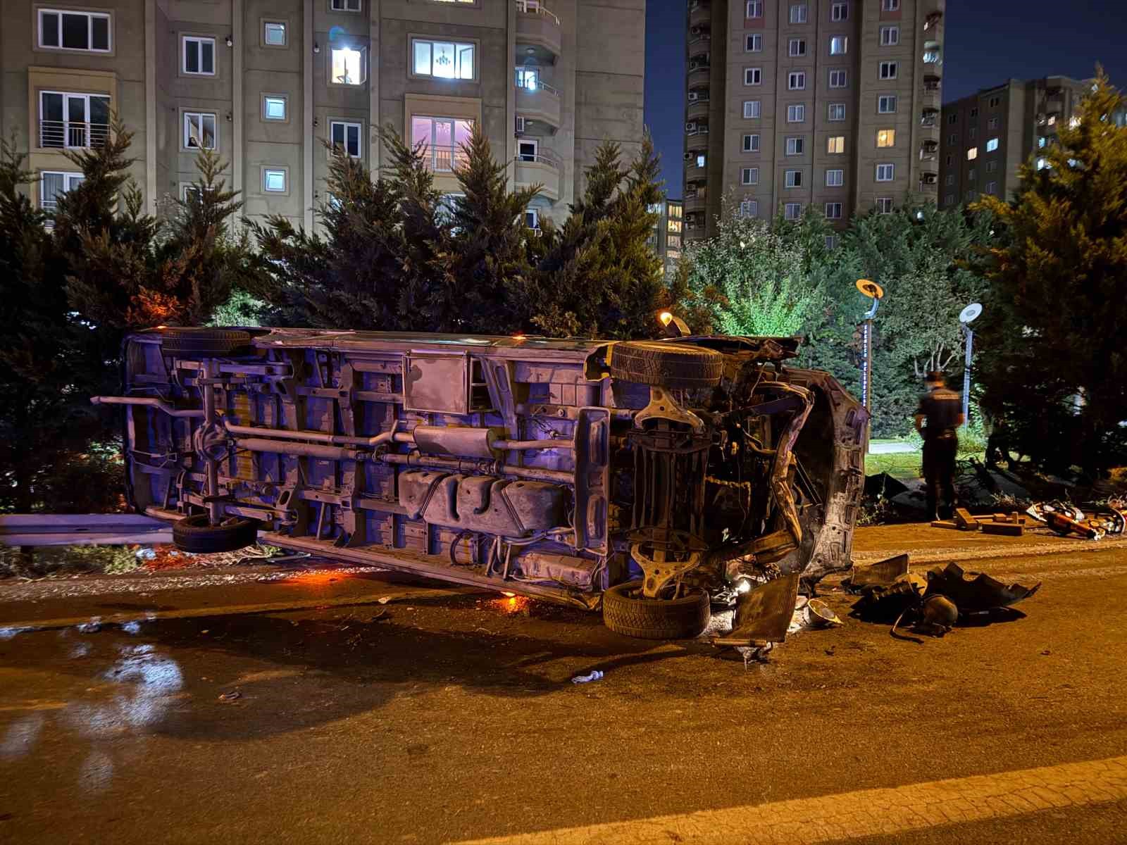 esenler-de-makas-atan-minibus-zincirleme-kazaya-neden-oldu-1-olu-5-yarali