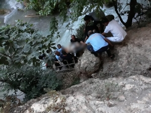 Suya Atlayıp Başını Kayaya Çarpan Genç Öldü