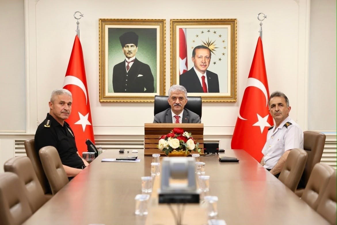 vali-makas-terorsuz-turkiye-gundemli-toplantiya-katildi
