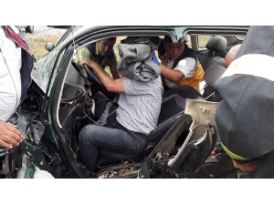 Sandıklı’da Otomobil İle Minibüs Çarpıştı: 4 Yaralı