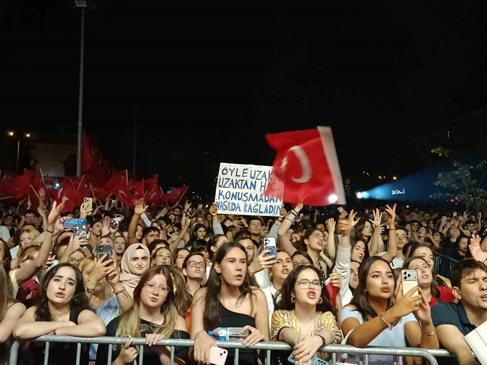 edirne-de-30-agustos-coskusu-goksel-konseriyle-taclandi