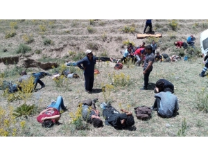 Van’da Kaçak Göçmenleri Taşıyan Minibüs Takla Attı: Ölü Ve Yaralılar Var