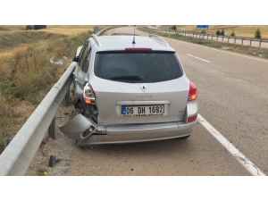 Otomobil Bariyere Çarptı: 2’si Çocuk 4 Yaralı