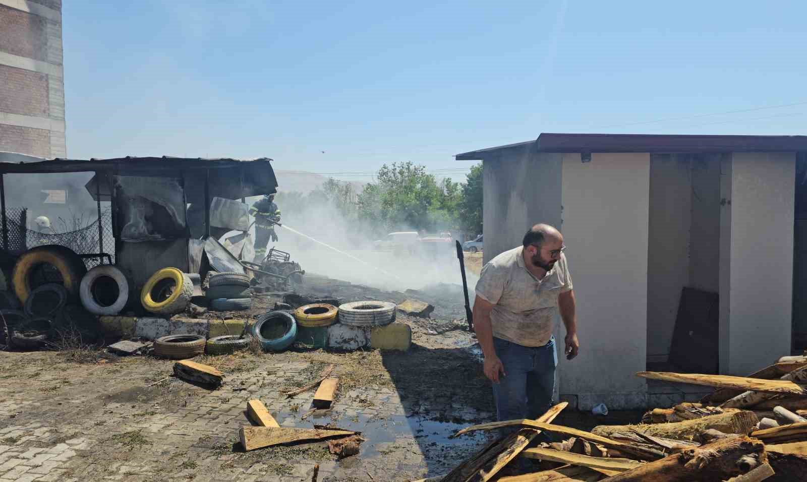 elazig-da-lastikcide-cikan-yanginda-4-kisi-dumandan-etkilendi