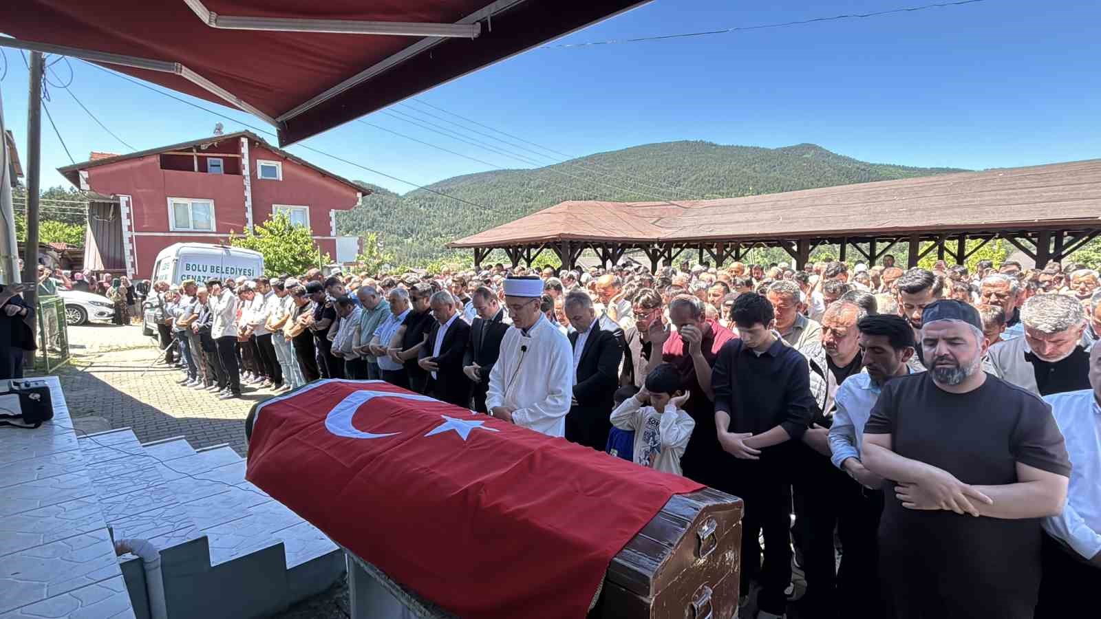 bolu-da-maden-gocugunde-hayatini-kaybeden-isci-son-yolculuguna-ugurlandi
