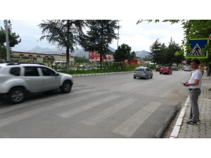 Isparta Polisinden Yaya Geçidi Nöbeti