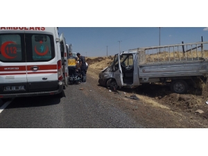 Şanlıurfa’da Lastiği Patlayan Kamyonet Yoldan Çıktı: 2 Yaralı