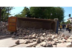 Üsküdar’da Kasasına Taş Yüklenen Hafriyat Kamyonu Yola Devrildi. Yayalar Taşların Altında Kalmaktan Sona Anda Kurtuldu.