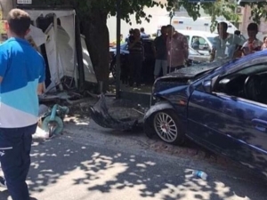 İzmir’de Otomobil, Otobüs Durağına Daldı: 2 Yaralı