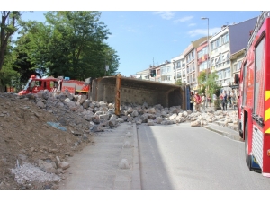 Üsküdar’da Taş Yüklü Hafriyat Kamyonu Yola Devrildi