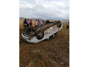 Çukura Düşmemek İçin Direksiyonu Kırınca Takla Attılar: 3 Yaralı