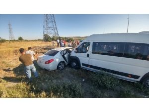 Arnavutköy’de Bir Servis Aracı İle Otomobil Çarpıştı: 5 Yaralı
