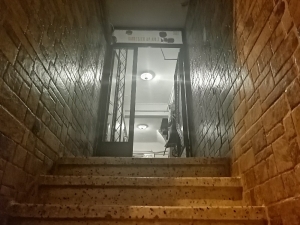 Ceset Çıkan Binada Vatandaşların Koku Çilesi Devam Ediyor